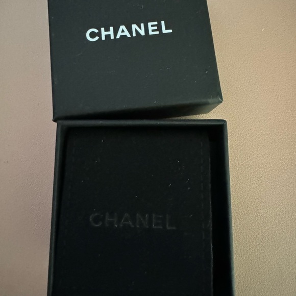💯 Authentic Chanel CC Pearl Crystal Earrings 24S collection - Picture 6 of 8